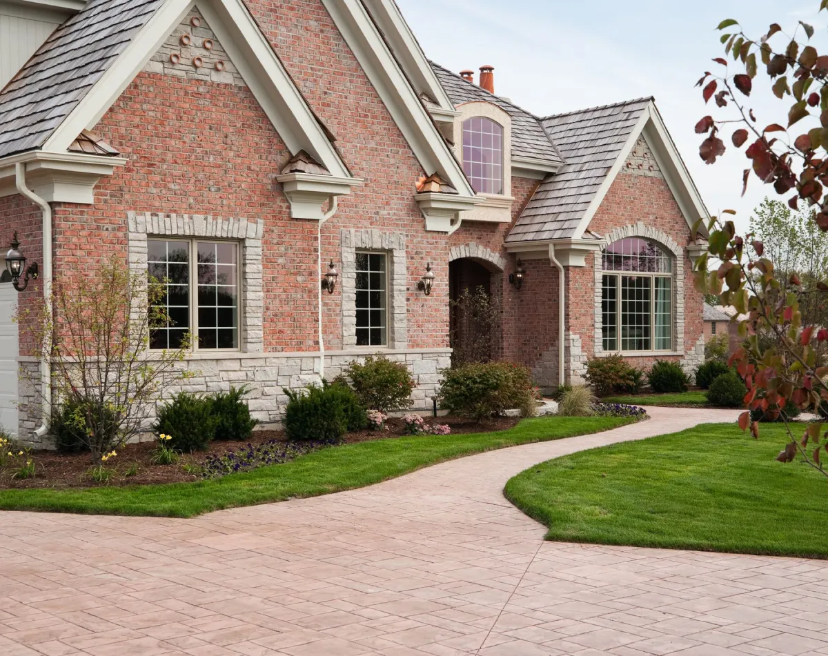 //islanddriveway.devbuildpro.com/wp-content/uploads/2022/04/Leading-Driveway-Paving-Contractor.webp
